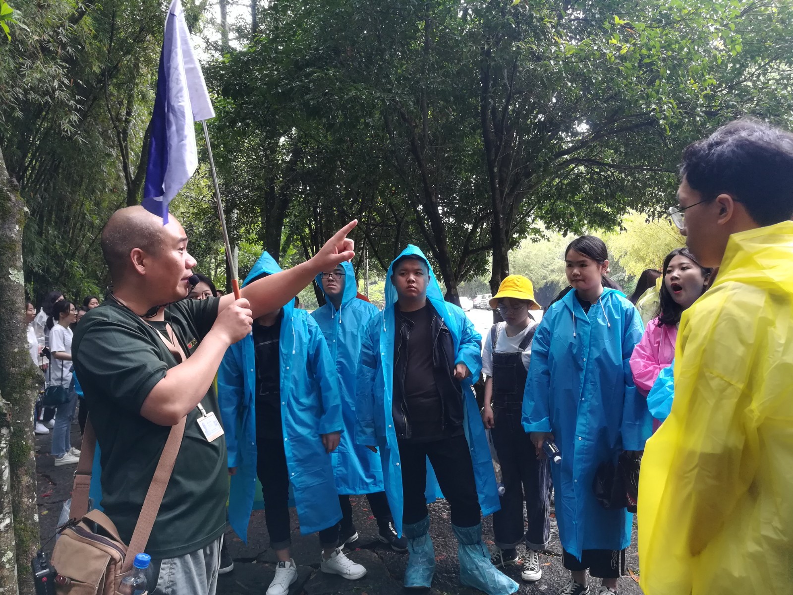 导游为学生讲解.jpg 导游为学生讲解.jpg