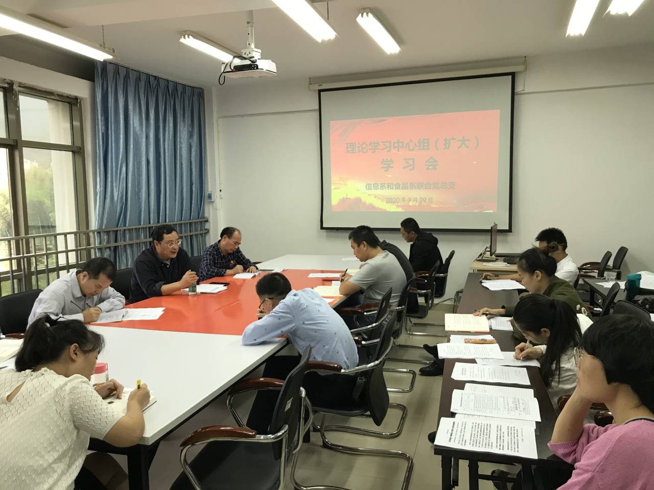 中心组学习.jpg 中心组学习.jpg