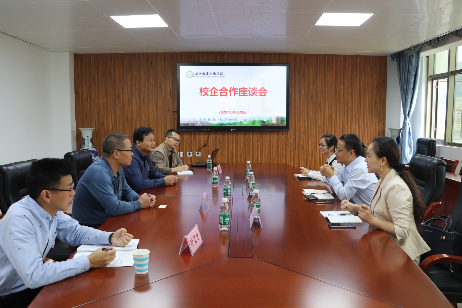 座谈会照片.jpg 座谈会照片.jpg