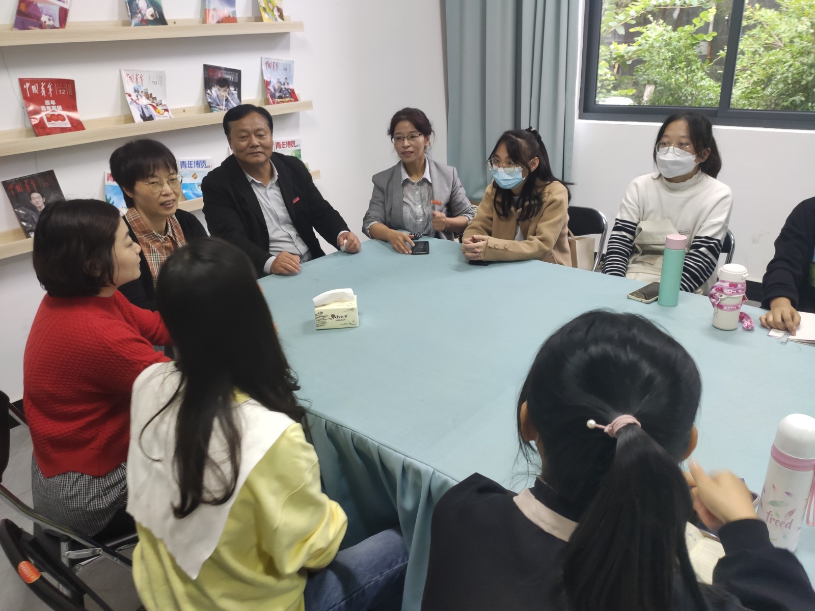 谢书记与见习学生座谈.jpg 谢书记与见习学生座谈.jpg