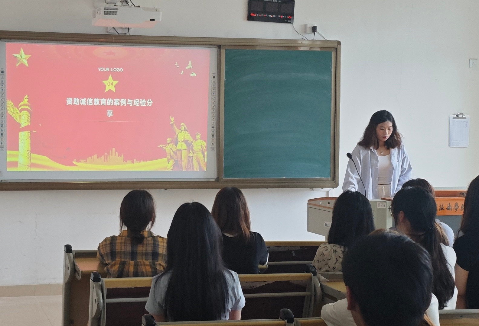 主持人特写.jpg