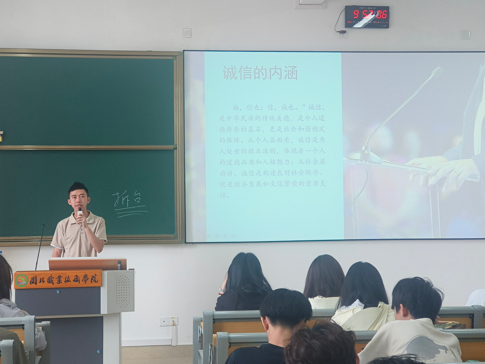 主持人.jpg