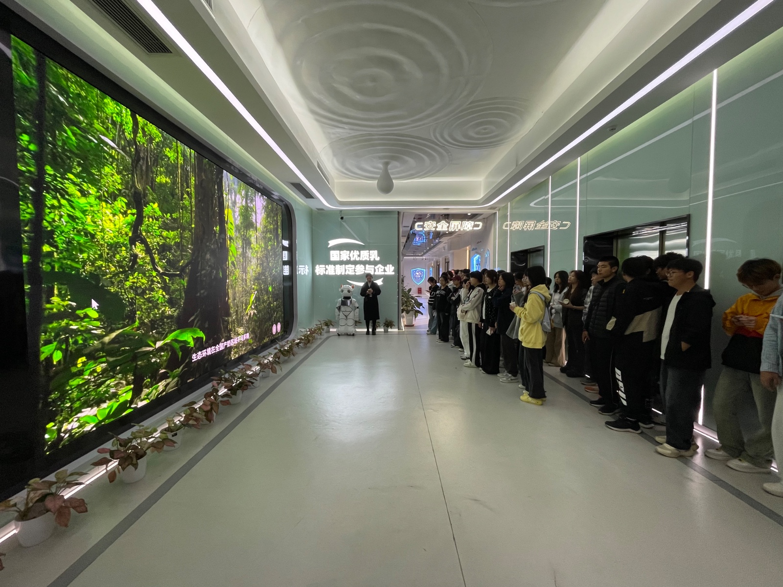 参观1.jpeg 参观1.jpeg