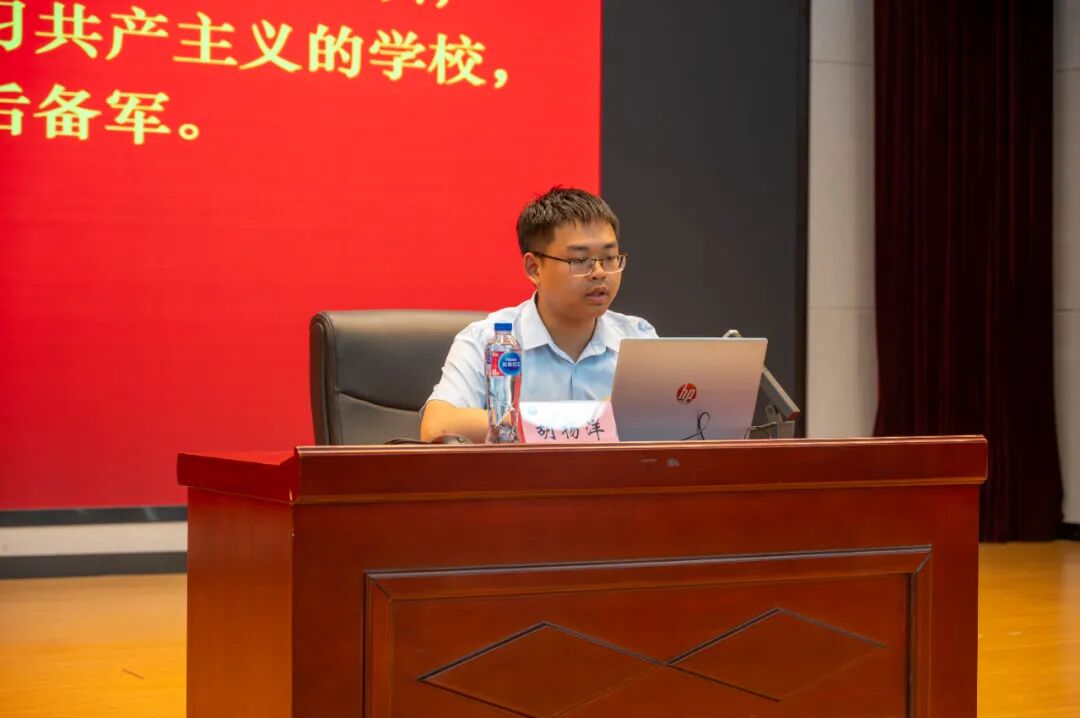 胡杨洋2.jpg 胡杨洋2.jpg