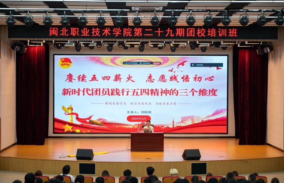 祁彤彤1.jpg 祁彤彤1.jpg