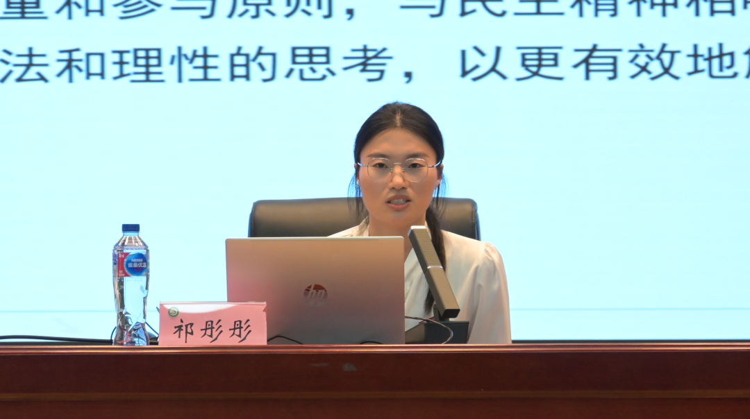 祁彤彤2.png 祁彤彤2.png